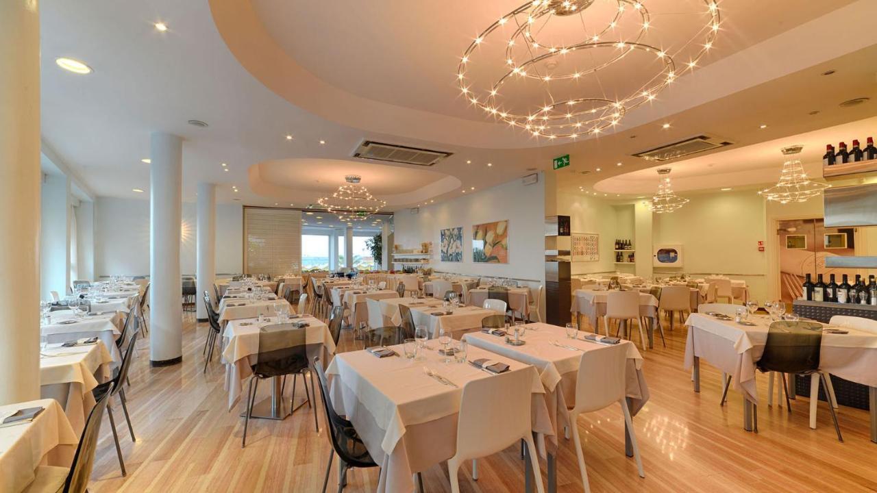 Hotel Rex - Fronte mare Riccione Esterno foto