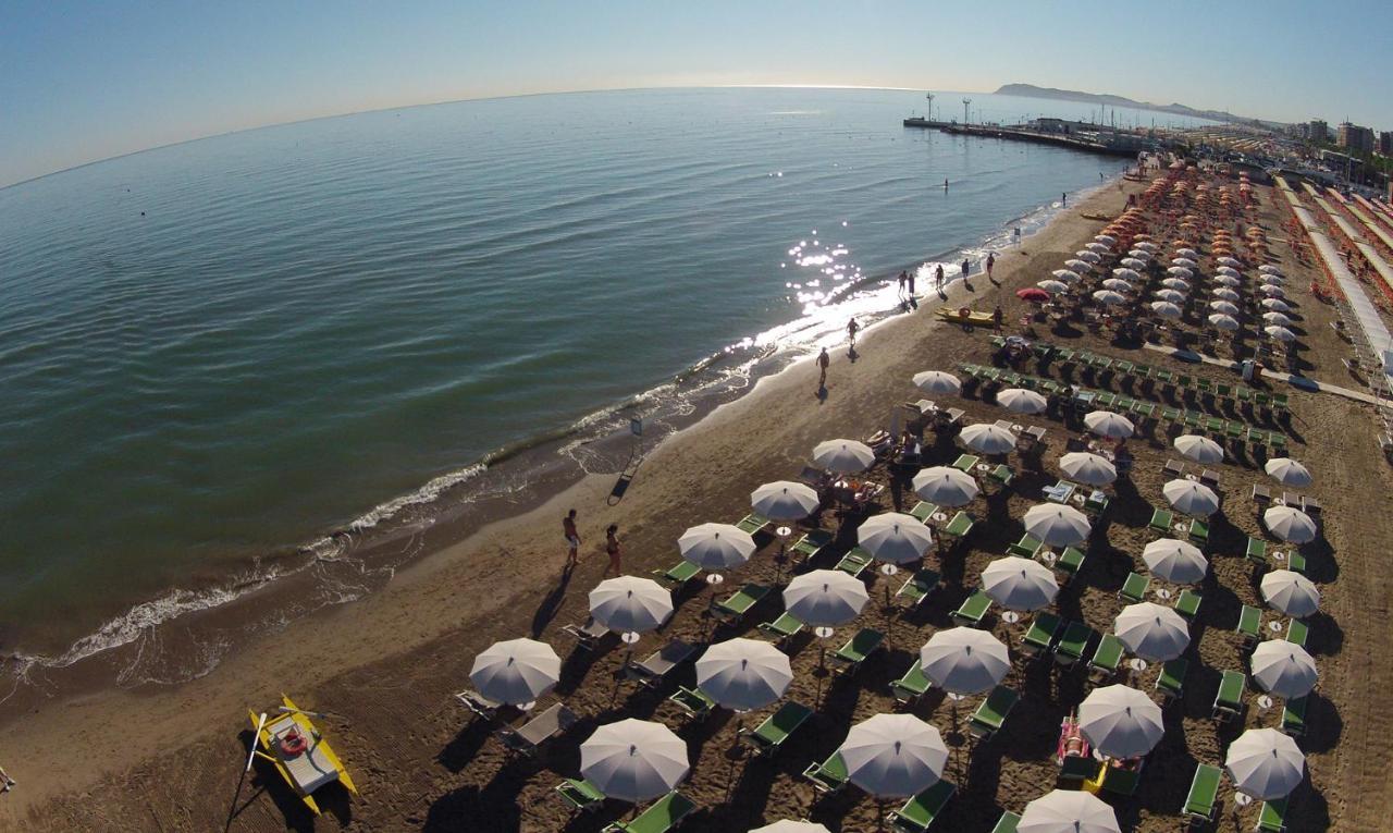Hotel Rex - Fronte mare Riccione Esterno foto