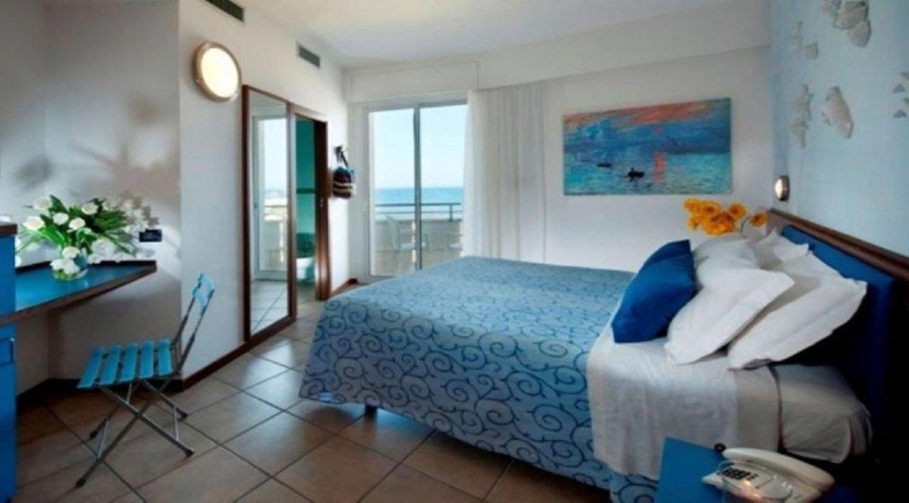 Hotel Rex - Fronte mare Riccione Esterno foto
