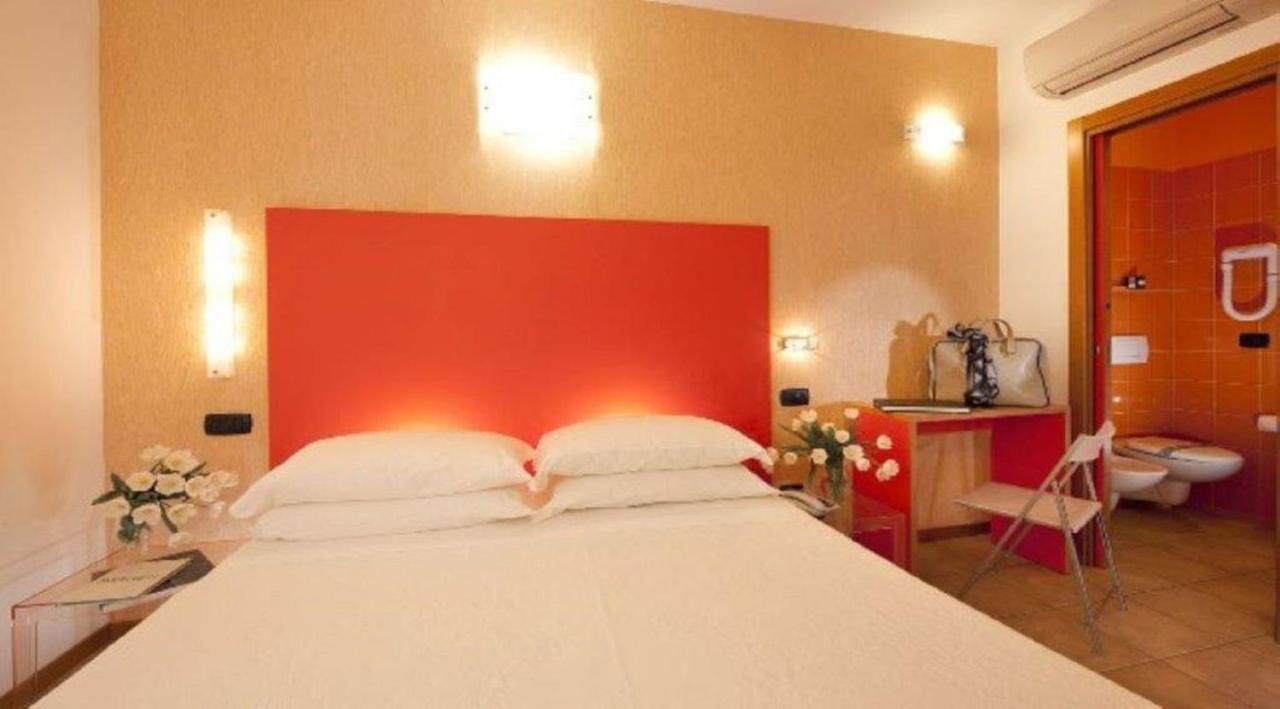 Hotel Rex - Fronte mare Riccione Esterno foto