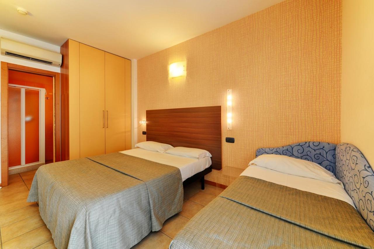 Hotel Rex - Fronte mare Riccione Esterno foto