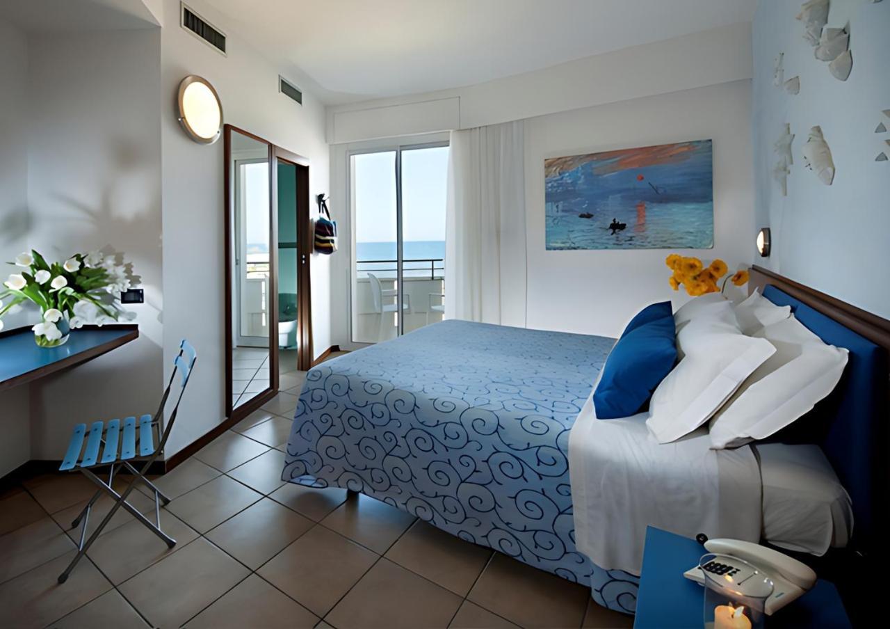 Hotel Rex - Fronte mare Riccione Esterno foto